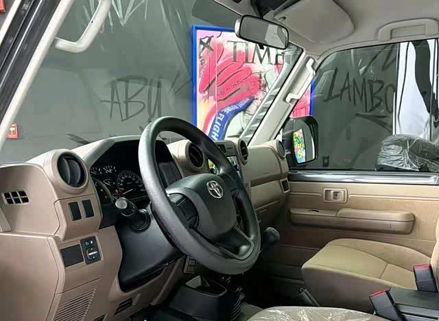 新款丰田陆巡(参数|询价)lc76作为一款集硬朗外观,舒适内饰,强劲动力