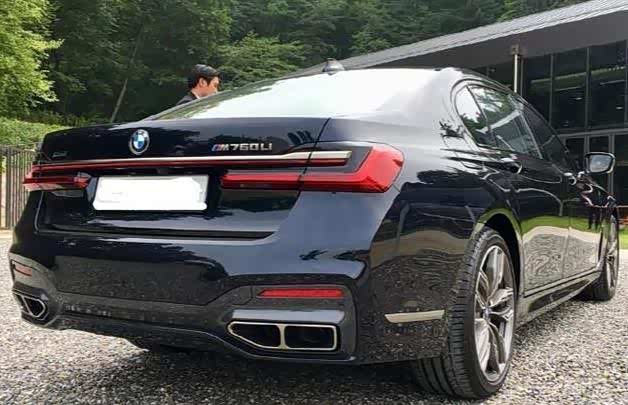 宝马m760lixdrivev12运动套装版的车身线条非常流畅,尤其是它的经典