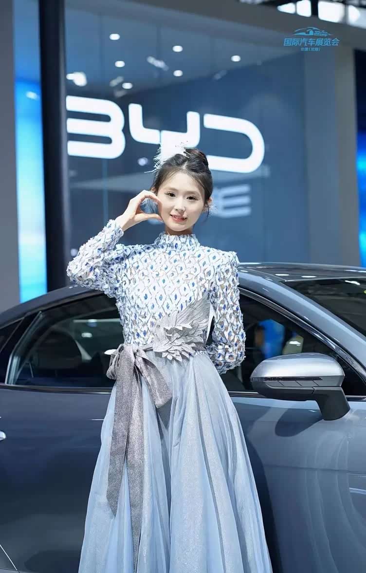 3月沈阳春季国际车展高甜共赏美女车模绰约多姿