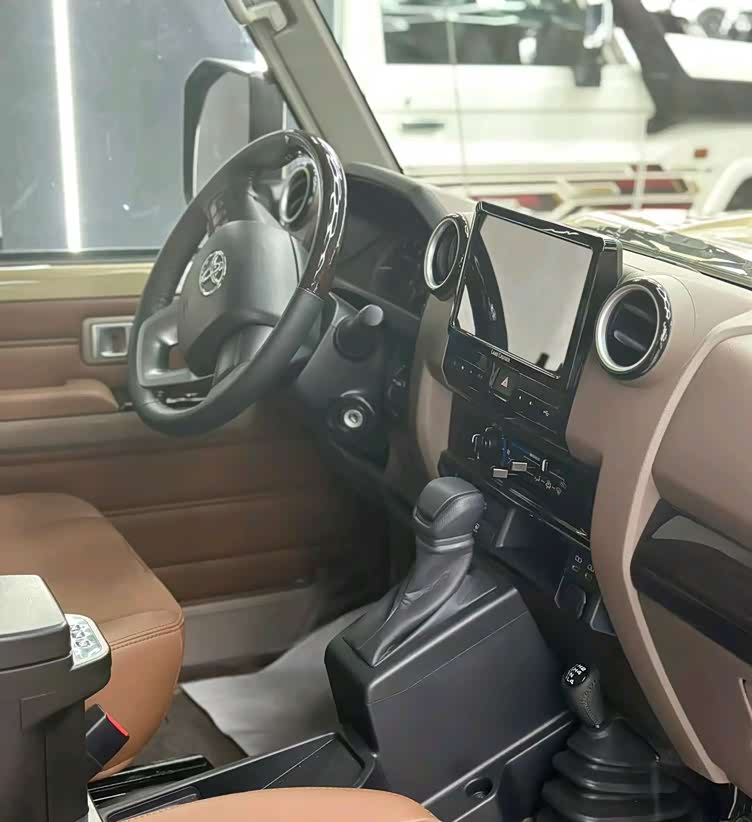 综上所述,新款丰田陆巡lc76以其硬朗的外观设计,舒适的内饰布局,强劲