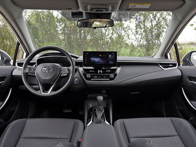 丰田雷凌外观造型锐利内饰精致提供丰富配置