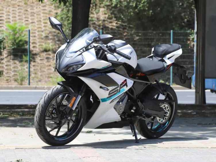 毕竟在两万出头的双缸250仿赛当中,还有豪爵铃木gsx250r坐镇,虽然这台