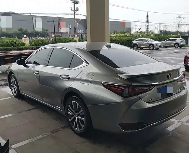 雷克萨斯保值率崩塌es300h开22万km巨亏22w车商往死里压价