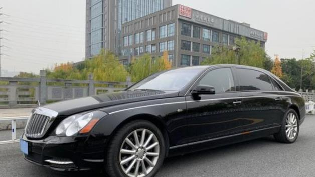 昨天杭州城一位老板向我们晒出了他的爱车,是一辆黑色的迈巴赫62s