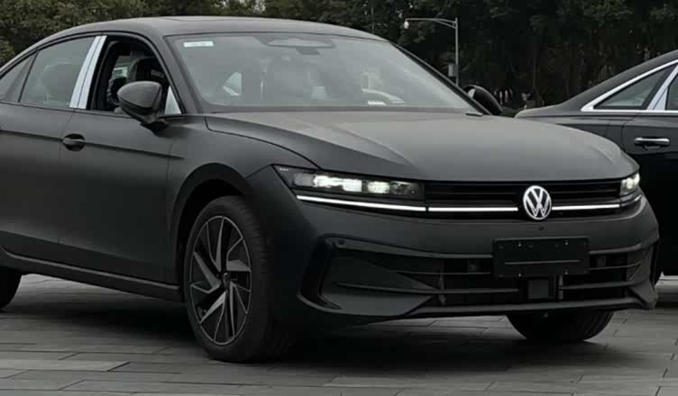 全新一代迈腾街头实拍图曝光新增15t发动机预计北京车展亮相