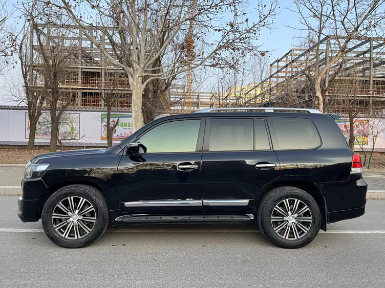 新车80多万10年后还值多少钱丰田汽车的理财神器丰田陆地巡洋舰