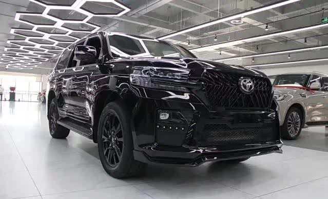 丰田普拉多作为硬汉suv车型的代表车型,在国内可以说影响力和保有量都