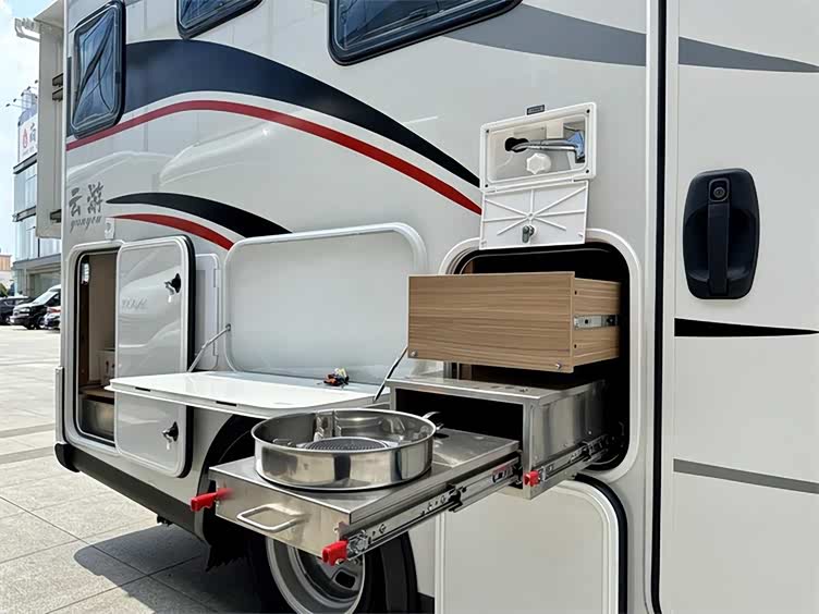 戴德云游依维柯双拓展房车落地50w的高品质房车