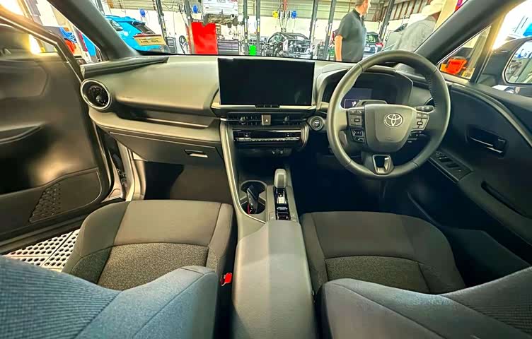 新款丰田chr提前上线设计前卫轿跑suv元素丰富油耗5升