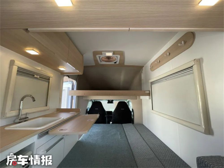 这应该是尺寸最小的c型房车长度仅37米内部却有厨房和两张床