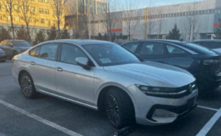 2024款迈腾到店在外观内饰和动力方面进行了升级和改进