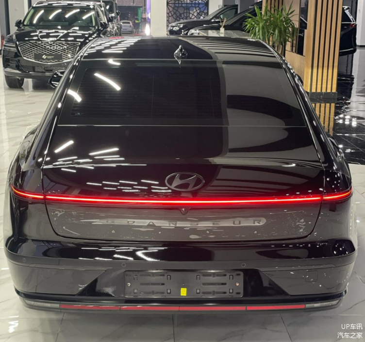 车长5035mm全新一代现代雅尊实车图全黑化的车身涂装更高级