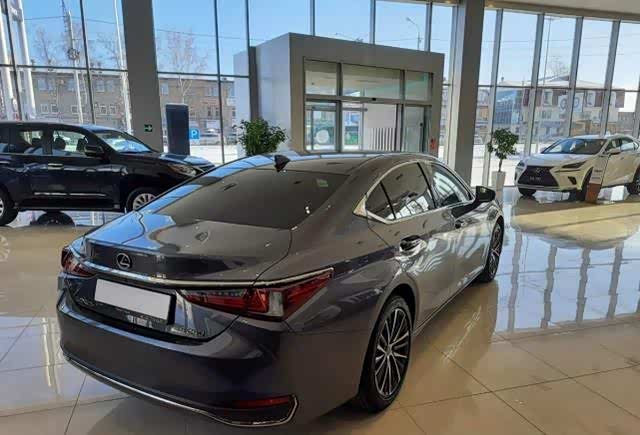 全新雷克萨斯es250金属灰漆面造型犀利