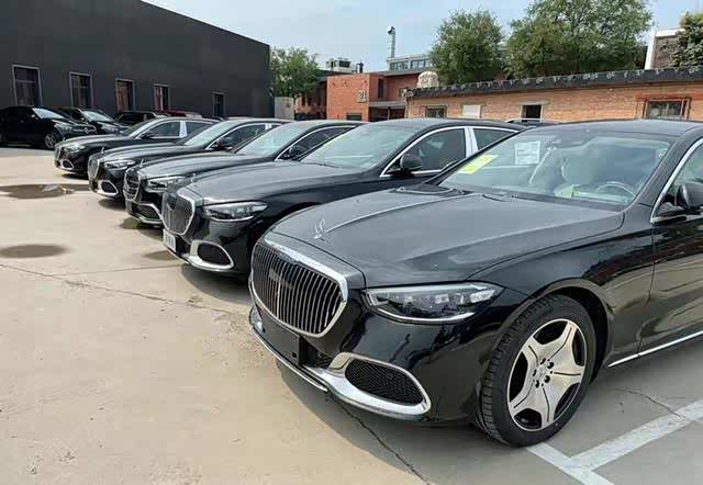 居然迈巴赫s级都没有舍得在车头车尾方向盘中央挂上迈巴赫专属双m车标