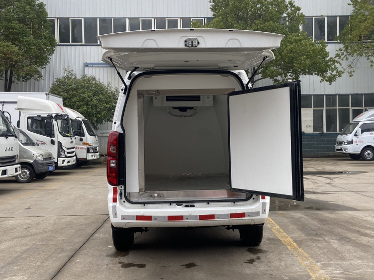 金杯新海狮面包汽油冷藏车15排量