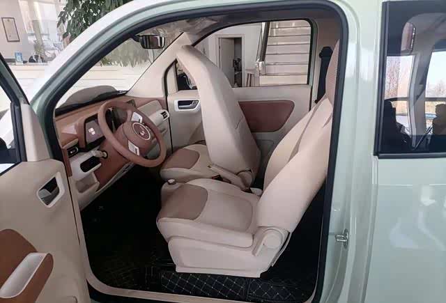 探店五菱宏光miniev老款马卡龙优惠13万元新款销量较高