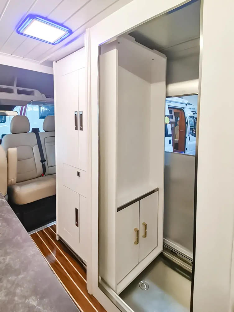 中房福特全顺t8房车实用灵活布局小家庭畅游惬意之选