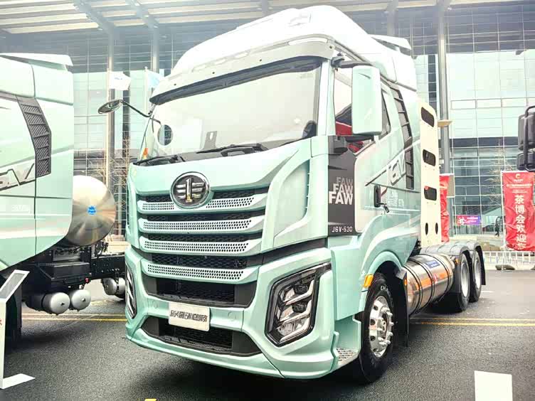 解放在2024年解放年会上展出了基于j6v平台所打造的双燃料牵引车型