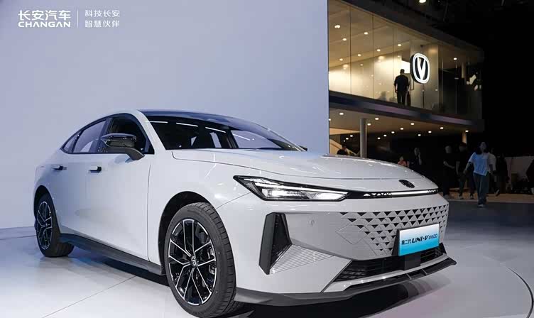 售价11.49万-12.69万元,第二代长安uni-v智电idd北京车展发布