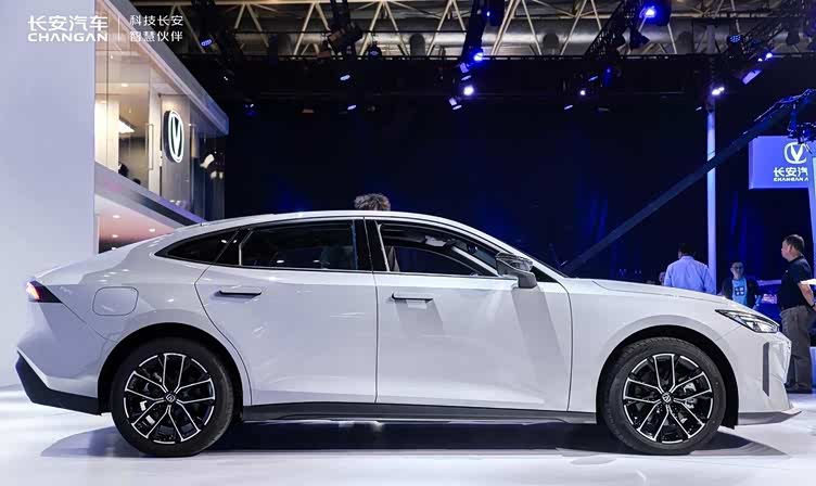 售价11.49万-12.69万元,第二代长安uni-v智电idd北京车展发布