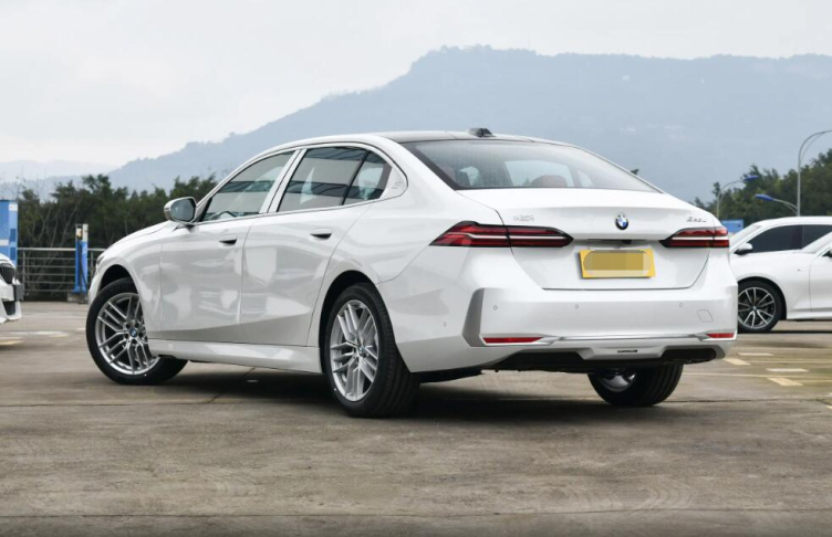 宝马530li xdrive上市!售价5059万元,新增xdrive全时四驱系统