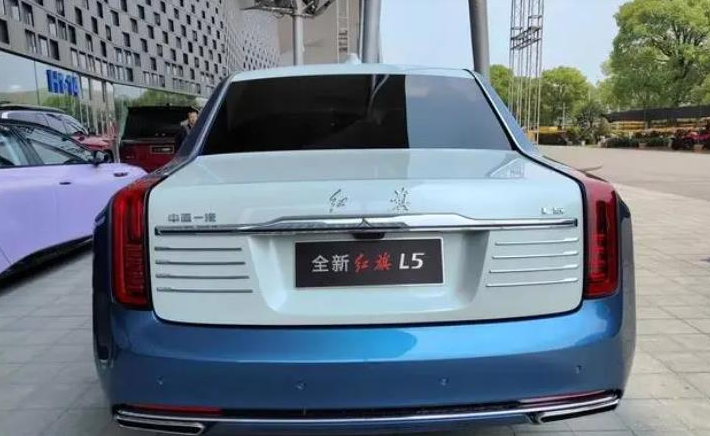 全新红旗l5实车图亮相街头40tv8预计裸车价在700万左右