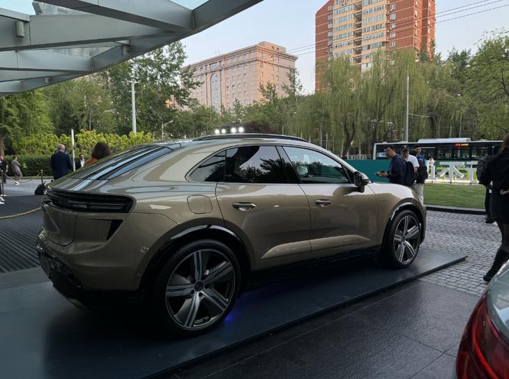 将于2024北京车展正式上市 保时捷纯电动macan实拍