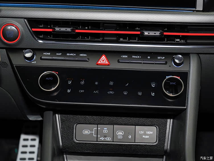 比如中控下方就给到了钢琴烤漆面板的触控按键,中控扶手箱部分并没有