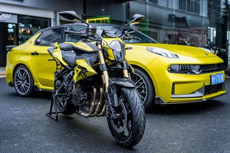 在上市十多年的时间里,黄龙600就是许多摩友人生的第一台四缸摩托,只