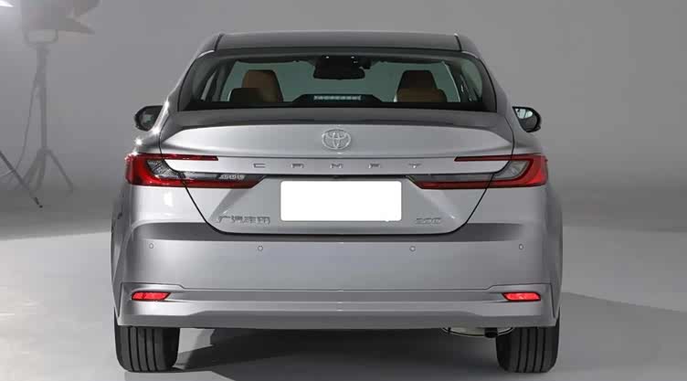 全新丰田凯美瑞亮点不少,起售价17.18万