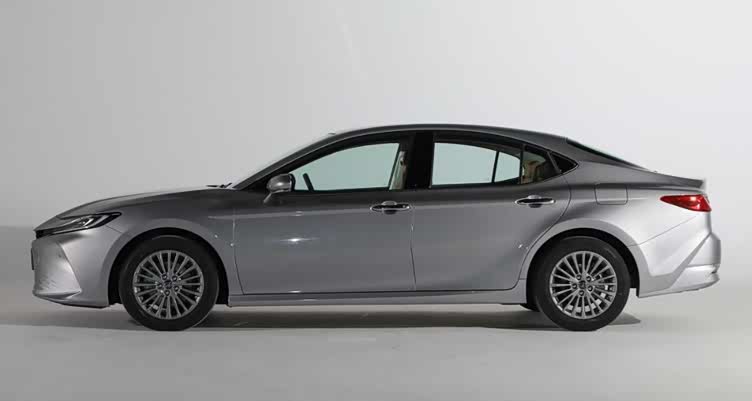 全新丰田凯美瑞亮点不少,起售价17.18万