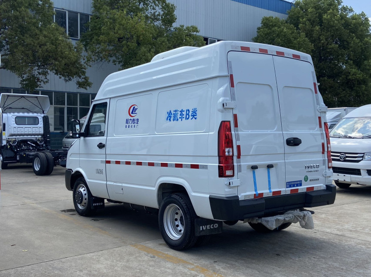 国六全新得意v35后双轮依维柯短轴冷藏车