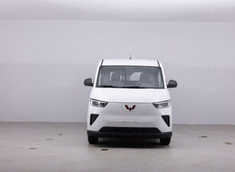 新款五菱扬光6座客车版亮相,视野更开阔