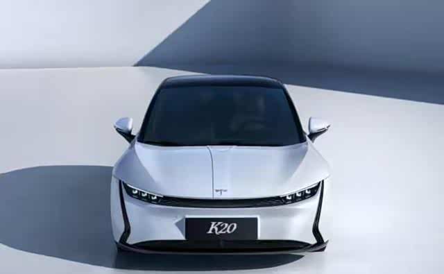 引擎盖上面还有凸起,上面贴有"蜻蜓"的车标,配合两侧隆起的