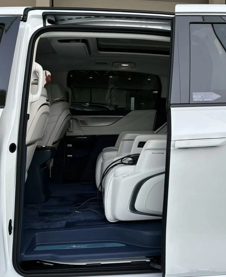 别克gl8陆尊phev实车到店,售价35.99万起