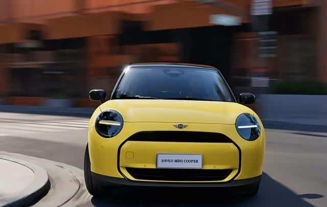minicooper三厢设计精髓的同时,整体线条更加简洁流畅,完美契合电动车