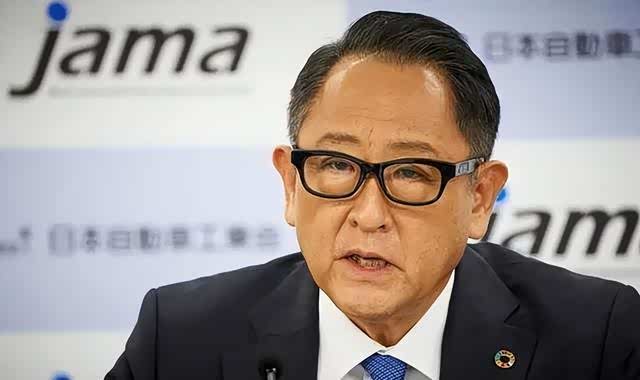 两年时间里,反复摇摆,这看上去似乎是丰田章男的个人行为,但也能从一