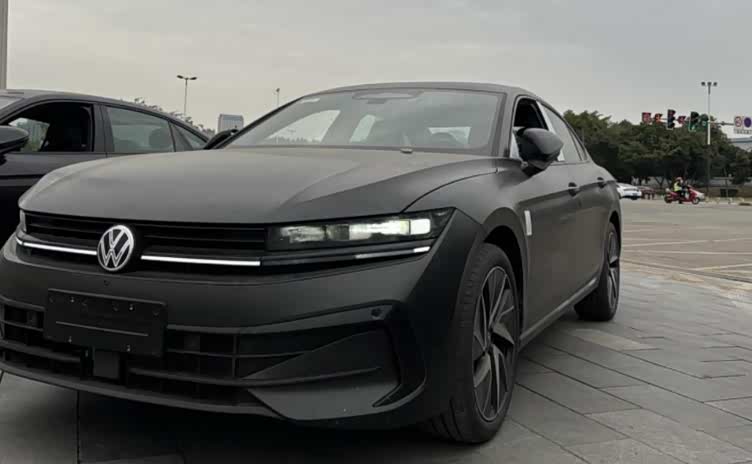 全新一代迈腾街头实拍图曝光新增15t发动机预计北京车展亮相