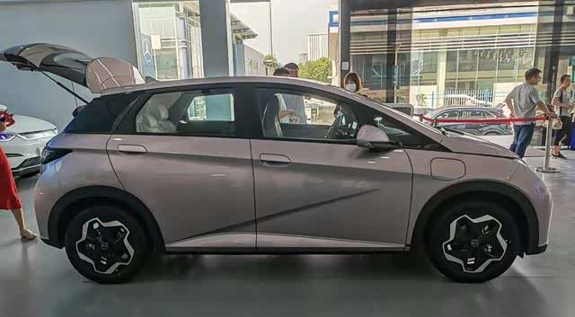 比亚迪海豚彻底打破飞度高尔夫两厢车垄断局面拖欠16万订单