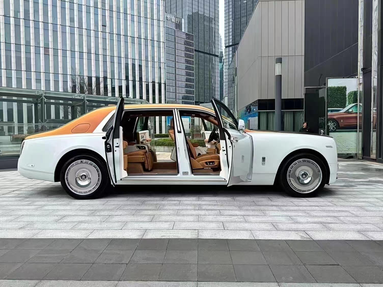 双拼劳斯莱斯幻影加长版移动宫殿