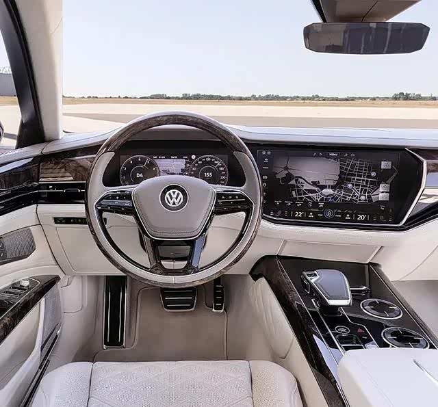 从外观上看,第二代辉腾的车身线条简洁而优雅,黑色涂装更是为其增添了