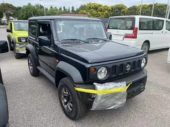 铃木吉姆尼是最小的suv车型之一,迷你的车身尺寸足以让铃木吉姆尼成为