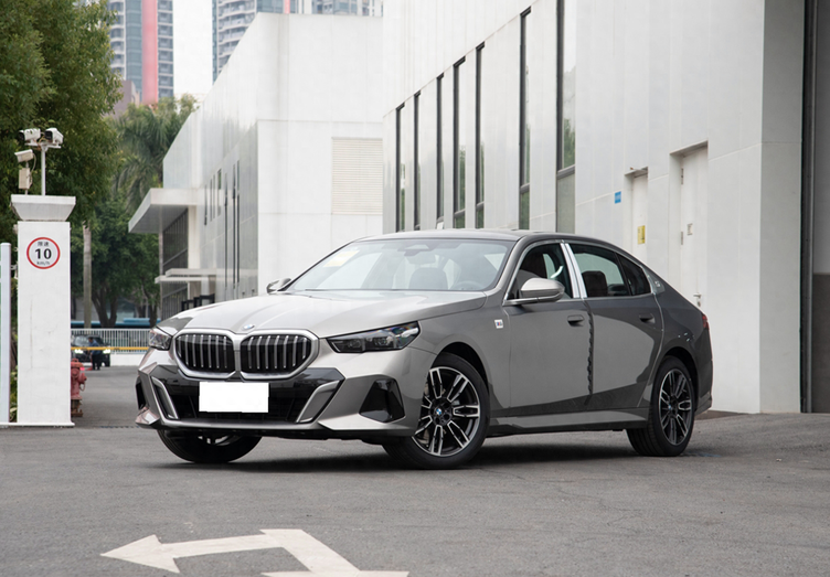 全新宝马5系长轴版上市售4399万起奔驰e级又要靠边站了