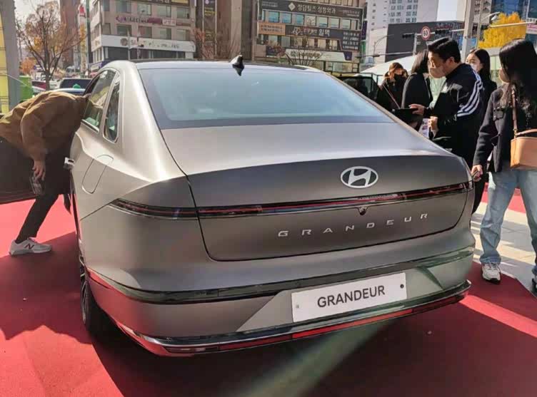 简约时尚国际范第七代现代雅尊轿车登场pk奥迪a6尊贵尽显