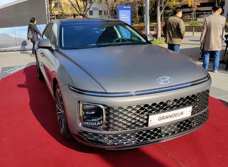 简约时尚国际范第七代现代雅尊轿车登场pk奥迪a6尊贵尽显