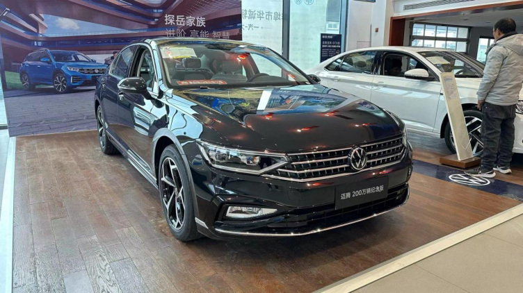 探店实拍大众迈腾,最高优惠3.2万,空间宽敞,值得入手吗?_车家号_发现