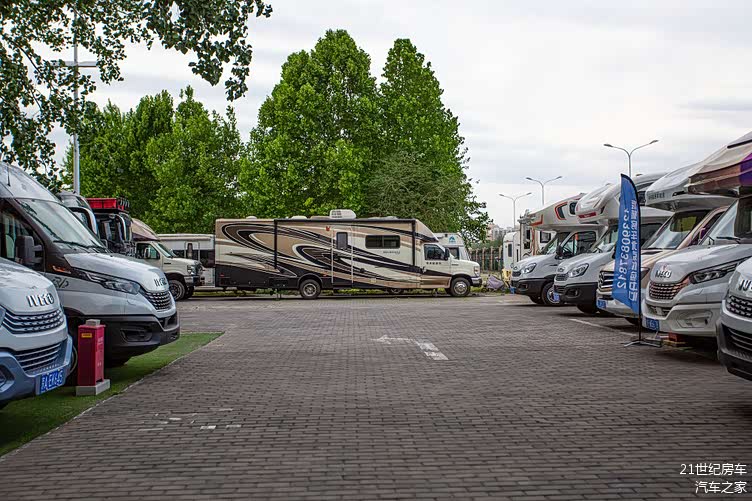 真"移动大平层"!12米车长带3个拓展,实拍中天航金龙a型房车