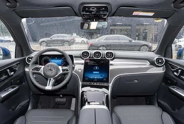 glc采用了奔驰家族式的设计语言,大尺寸的三叉星徽标镶嵌在发动机盖