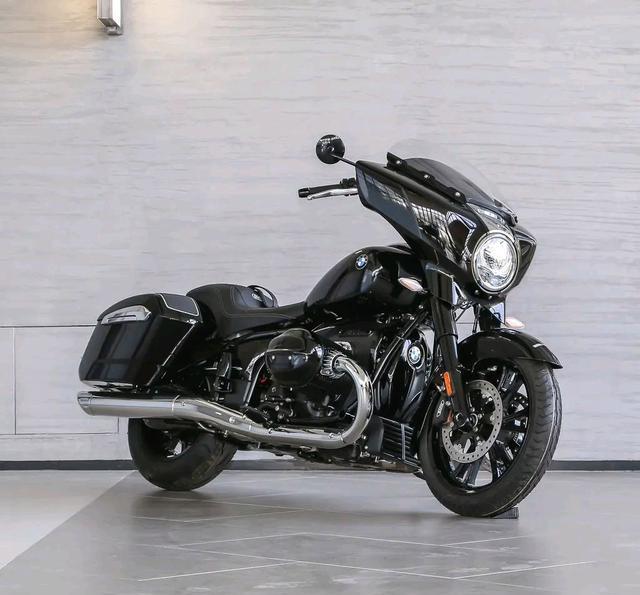 外观设计方面,宝马r18游侠的设计灵感源自于30年代的经典摩托车,其