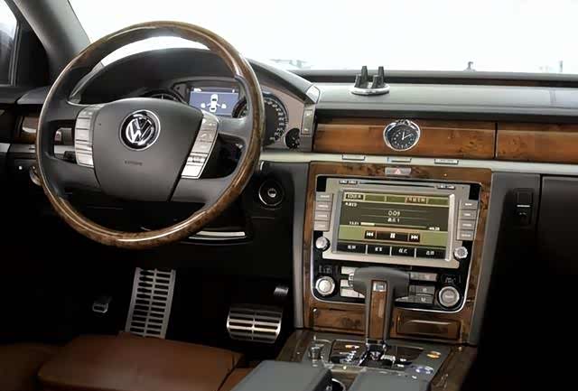 150万v8辉腾遇240万辉腾w12,保养时偶遇,车主笑谈"相见恨晚"